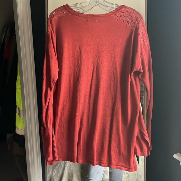 Long Sleeve Top with Design l Medium - Picture 4 of 4